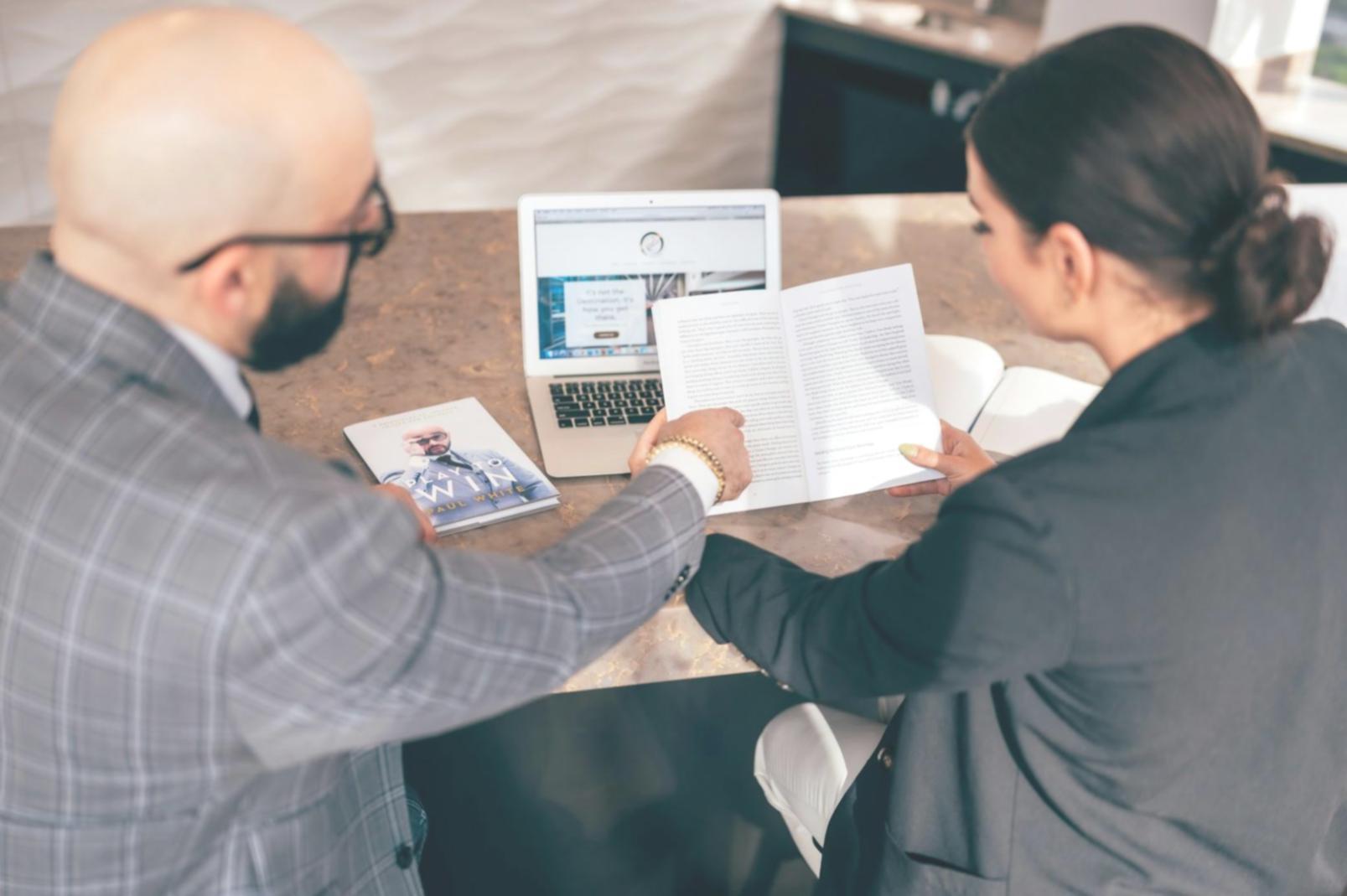 Detaillierte Finanzanalyse mit Diagrammen und Berechnungen